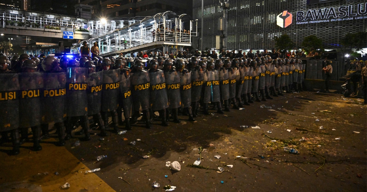 镇暴警察戒备。