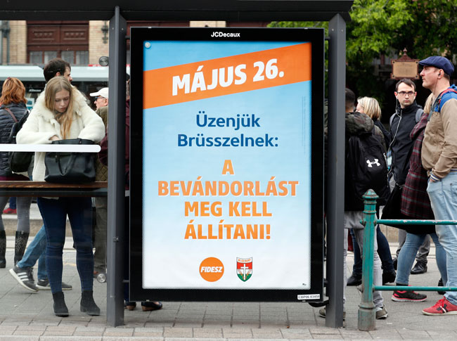 匈牙利执政青年民主联盟在布达佩斯一个巴士站的广告板，向欧盟总部发出讯息：必须停止移民。（美联社）