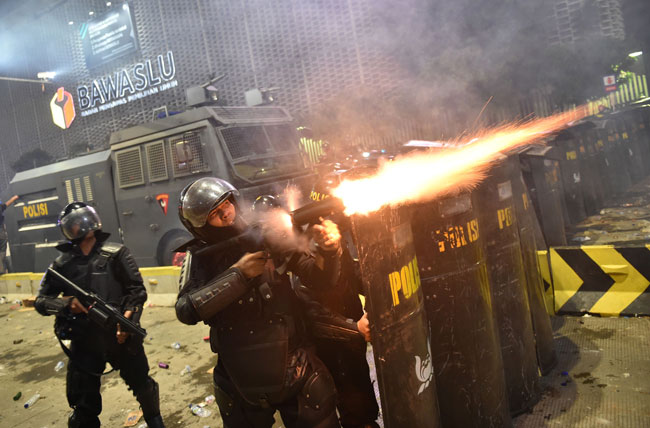 镇暴警察周三晚向示威群众发射催泪弹。（法新社）