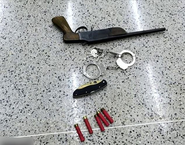 警方在吉玛拉斯身上取出6发尚未使用的子弹。