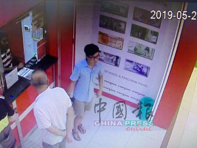 其中一名又骗又抢老夫妇16万令吉的华裔嫌犯，身穿蓝色衬衫、卡其色短裤及一双拖鞋，而且戴着一副眼镜，警方正追缉其下落。