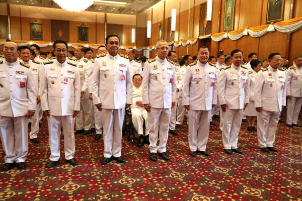 泰国国会议员参加会议，帕拉育（左3）有望连任首相，维持军政府权力地位。（新华社）