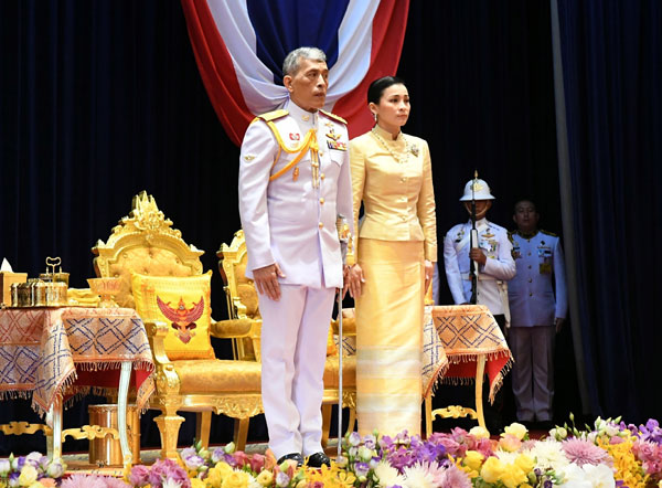 泰王瓦吉拉隆功周五主持国会开幕，图为他偕同王后素提达出席会议。（欧新社）