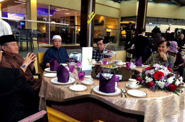 阿邦佐哈里（左2）及慕西迪（左）和陈康南等人出席砂多媒体开斋晚宴。