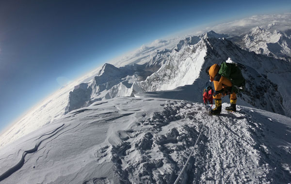 全球最高珠穆朗玛峰近日天气晴朗，吸引不少登山者前来。
