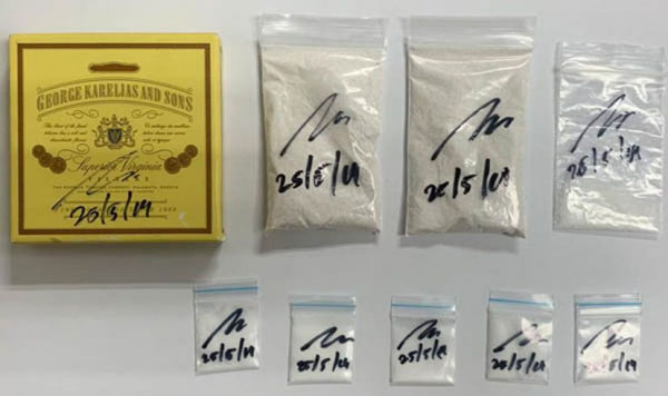 肃毒组警员从华裔嫌犯车上起获的装在香烟盒的8小袋装毒品粉末。 