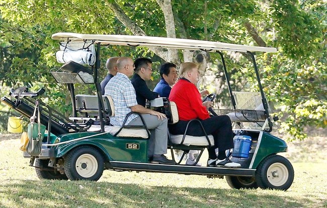 特朗普和安倍在高尔夫球场上绕场、切磋球技。