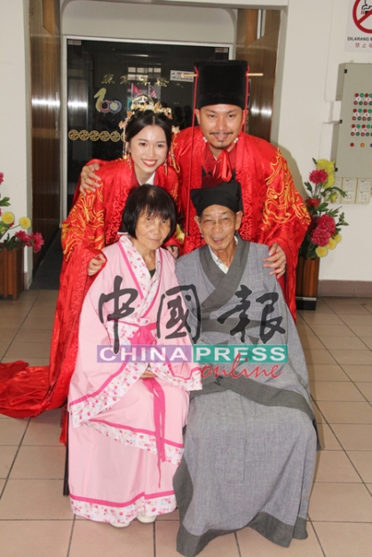 新郎父亲许亚历（坐者右）及母亲郑亚妹为了孩子婚礼，首次穿上汉服见证儿媳人生中最幸福的一刻。