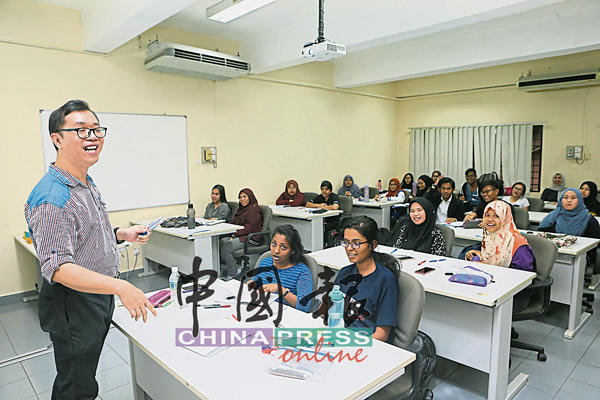 院外基础汉语课非常抢手，每个学期都有逾千名学生争取百个名额。