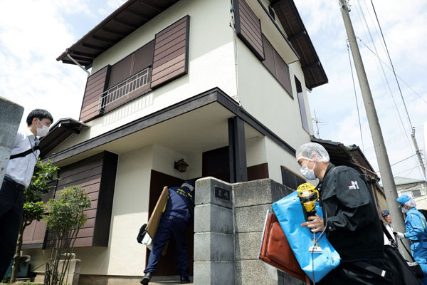 警方周三进入岩崎隆一的住所进行搜索。