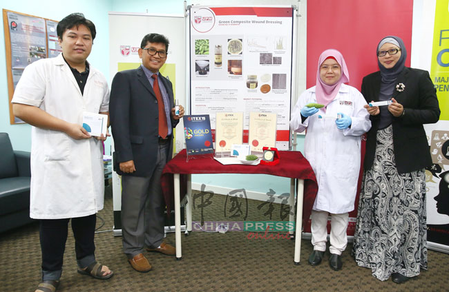 姗西拉（右起）、罗丝法丽占、莫哈末利祖安，以及莫哈末依祖丁，展示山苦瓜纳米纤维素伤口护理产品。