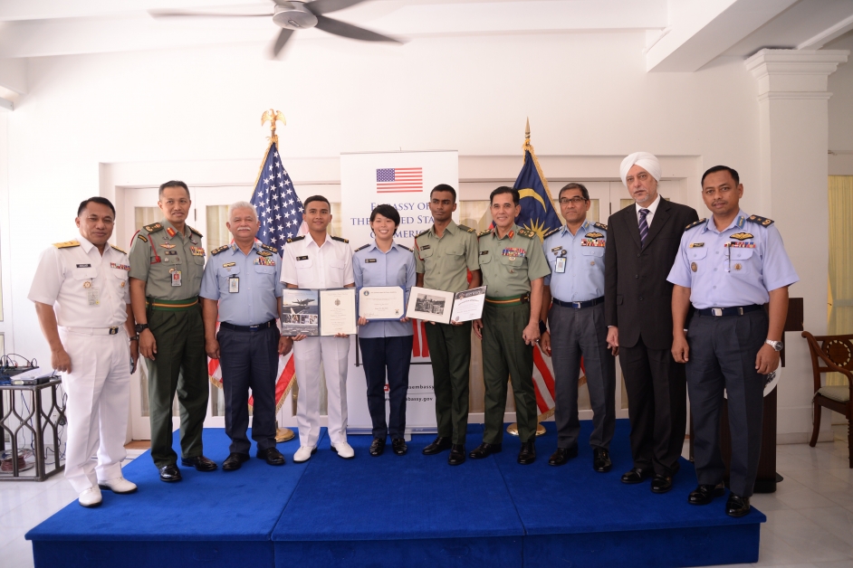 多名我国武装部队成员代表出席3位学生获颁入学证书仪式；左3为卡马鲁查曼。