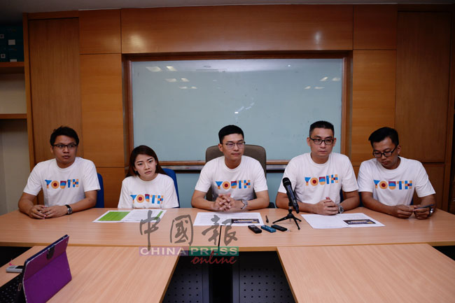胡伟豪（中）向媒体讲述大学预科班上诉事宜；左起为郑成幸、黄欣平、林瑞木及刘佳龙。