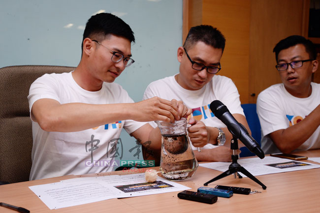 胡伟豪（左）现场泡茶和媒体分享；左2起为林瑞木及刘佳龙。