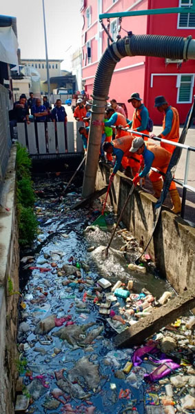 垃圾及废料是导致沟渠阻塞的另一个原因。