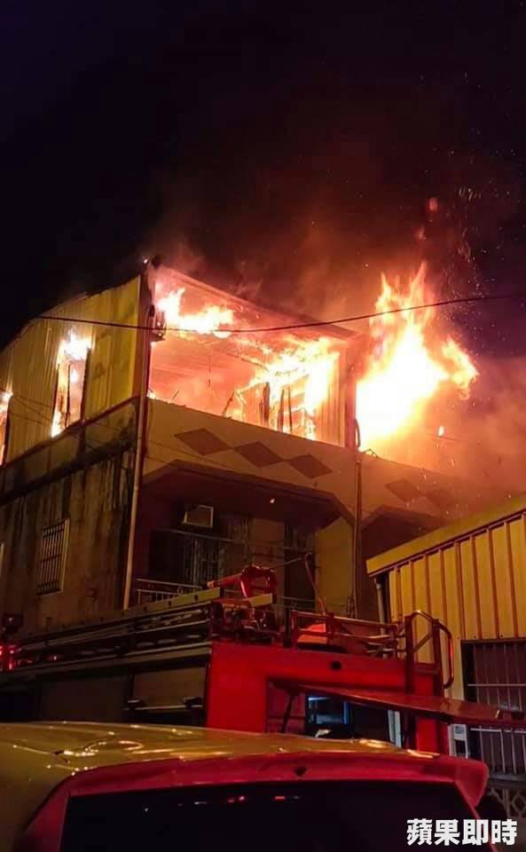 苗栗县头屋乡民宅发生大火，消防人员抵达时，3楼铁皮加盖屋窜出熊熊大火。