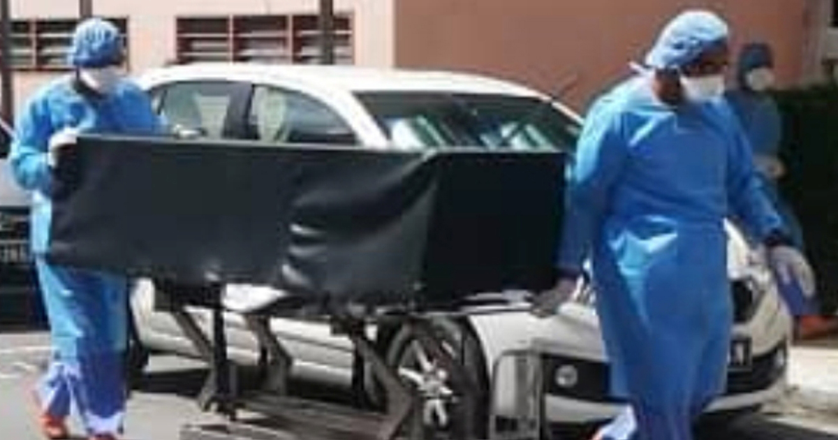 疑染疯狗症遭夺命的男子,遗体被送入医院太平间。