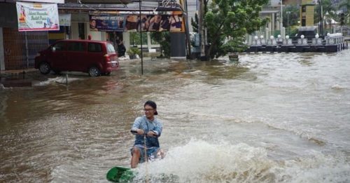 厌恶洪水持续一星期 灾民苦中作乐  玩滑板冲浪