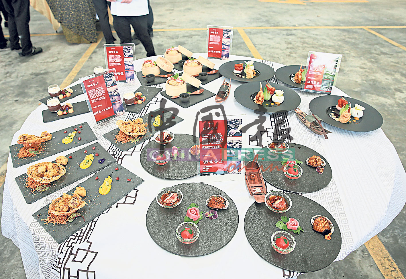 具有中国风味的食物是选手们精心制造的作品。
