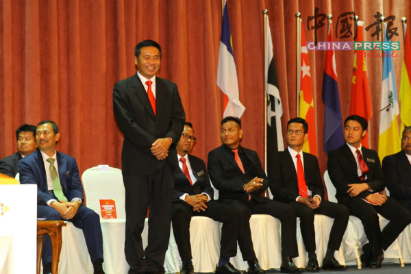 希盟甲州政府执政后的首场州政府行政常月集会，郑国球（左2）首次以行政议员的身分出席。