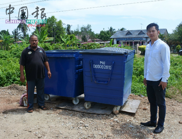 甘榜槟榔终于有了自己的垃圾槽，解决了垃圾处理问题。左起为沙利夫柏林、魏菖纬。