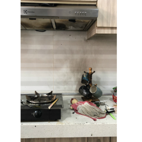 陈子颖家里的厨房墙壁、橱柜和用品都被烧坏了。