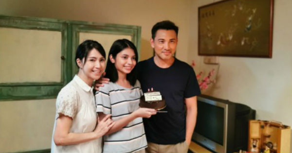 李佩玲（中）5月23日生日，剧组准备了蛋糕为她庆生。