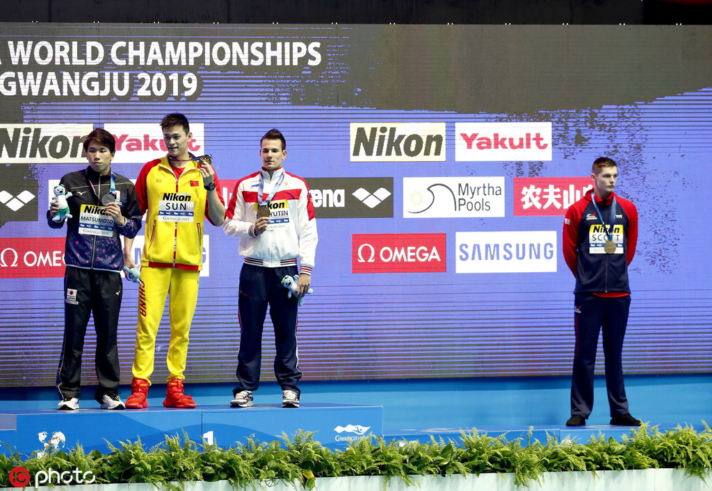 颁奖仪式上，邓肯斯科特（右）“站得远远的”，左起是银牌得主日本的松元克央，孙杨和另一名铜牌得主俄罗斯的马尔尤金。