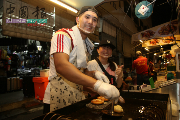 戴淑君（右起）与卢佑铉售卖韩国传统街边小吃——糖饼。