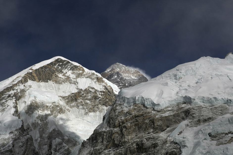 海拔8848公尺的珠穆朗瑪峰（中），近日因天氣良好，迎來登山旺季。