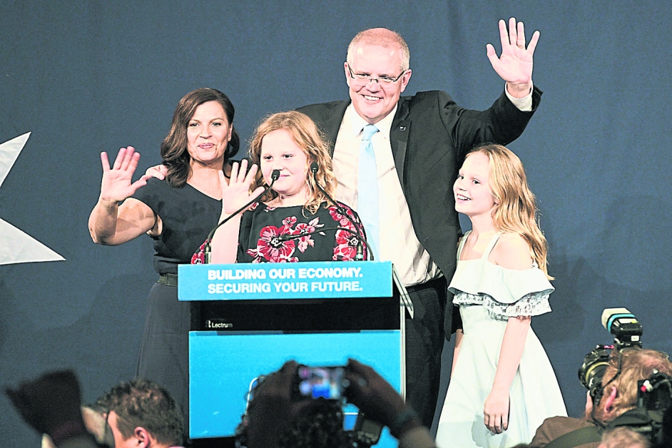 澳洲总理莫里森（右2）获胜后，与妻子和两个女儿一起上台，并向支持者发表讲话。（法新社）