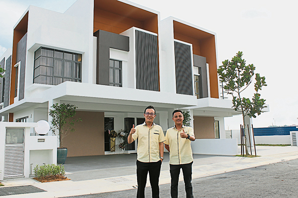 Semanja Kajang Garden Homes预计在2022年竣工。左起为陈敬鸿及友旺集团项目发展董事罗国廷。