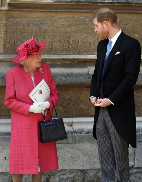 身着西瓜红大衣的英女王非常耀眼，其身边的哈里王子一身燕尾服，帅气十足。（法新社）