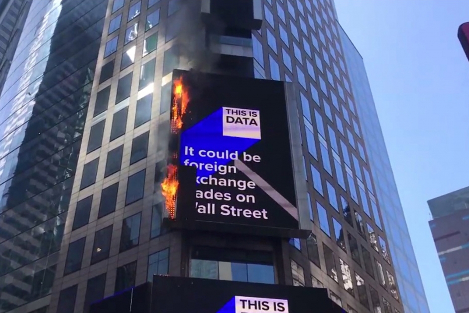 纽约时报广场上的看板突然起火。