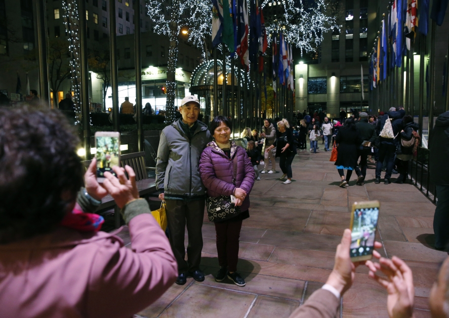 2017年11月，中国游客在纽约洛克斐勒中心拍照。（美联社档案照）