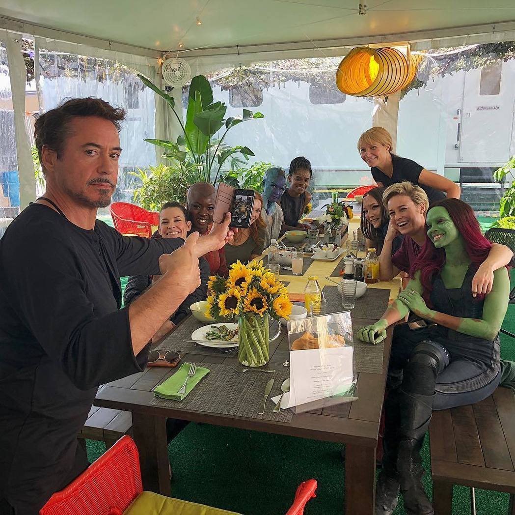 漫威英雄电影功臣之一“钢铁侠”小罗拔唐尼（Robert Downey Jr.）乱入“复仇者联盟”女英雄们的聚餐。