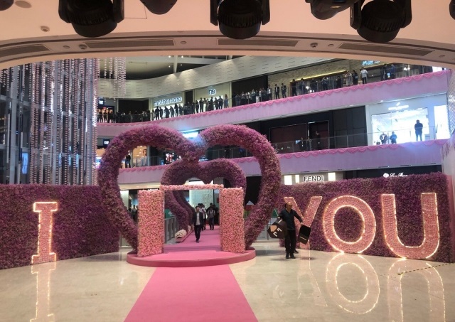 求婚现场以9万9999朵玫瑰花砌成爱心走廊。