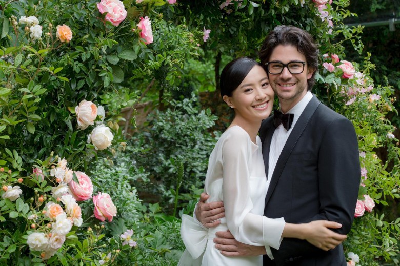 陈法拉与法籍男友Emmanuel Straschnov于法国时间上周六（18日）在巴黎结婚。