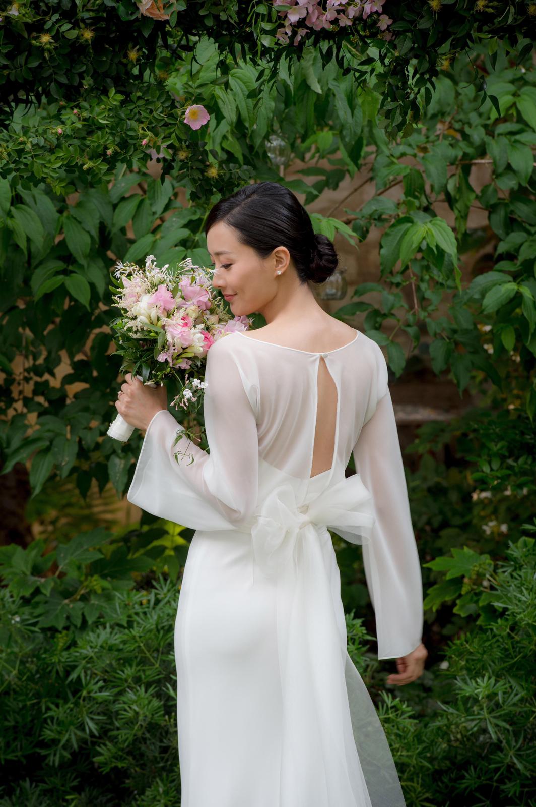 陈法拉身穿米兰设计师为她量身订造的白色简约典雅婚纱。