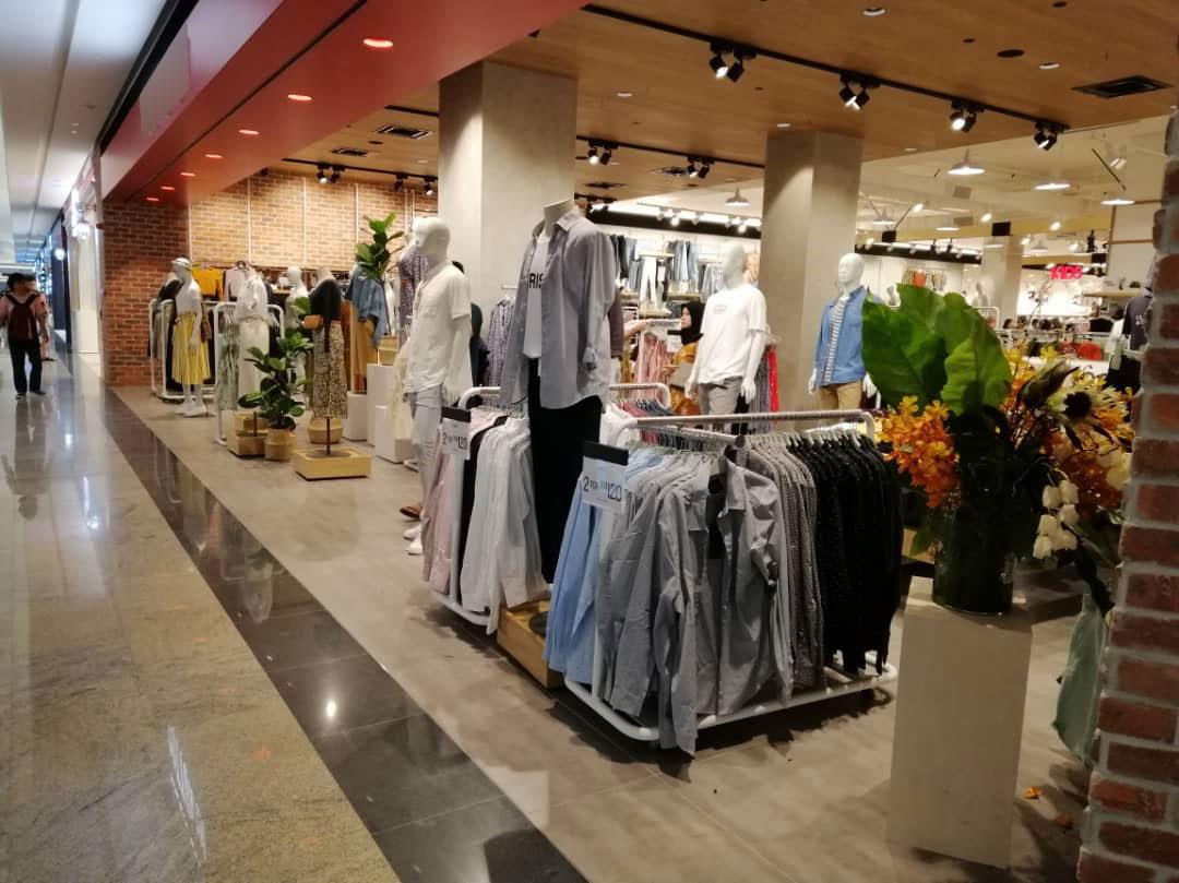 某时装品牌店疑发生员工偷拍女顾客试衣事件。
