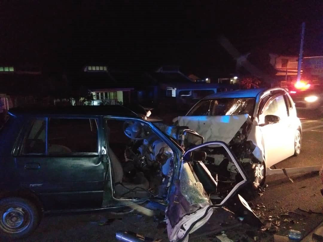 两辆轿车迎面相撞，酿成5死3伤悲剧。