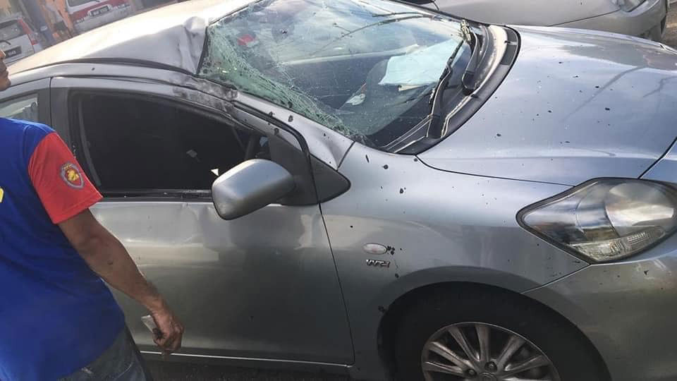 王育璇所驾轿车的挡风镜被击碎。