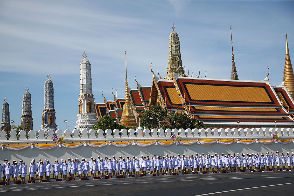 泰国官员在曼谷大王宫列队。