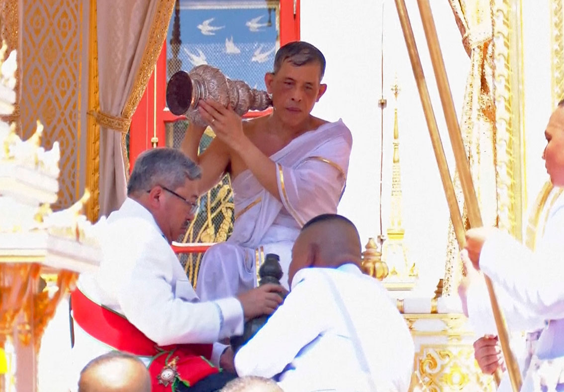 泰王瓦吉拉隆功（中）进行圣水沐浴的加冕仪式。（美联社）