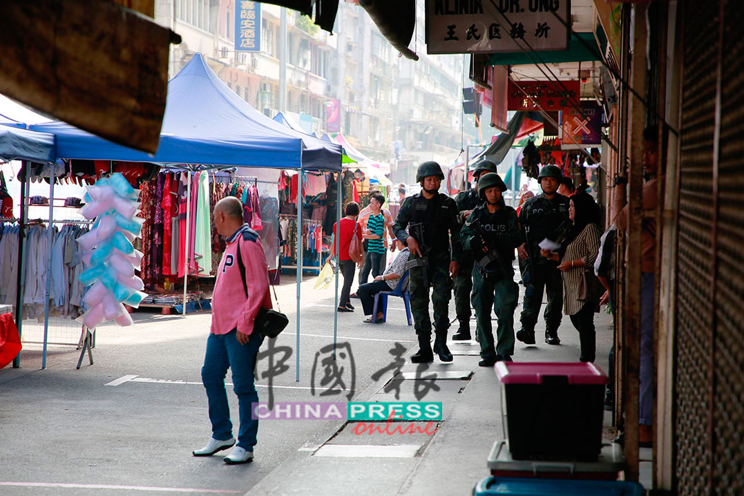 数名普通行动部队也在市集中巡逻，确保当地的安全。