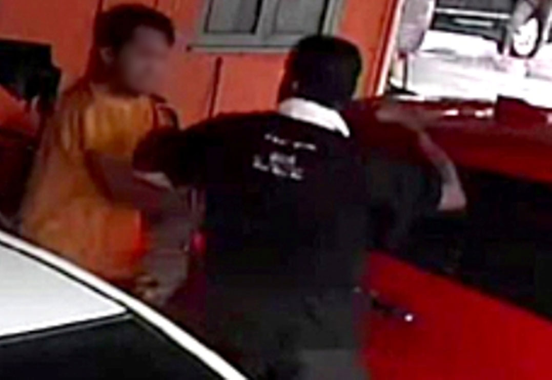 自称是“警察”的印度裔车主殴打洗车青年视频片段忽从社媒被撤下。