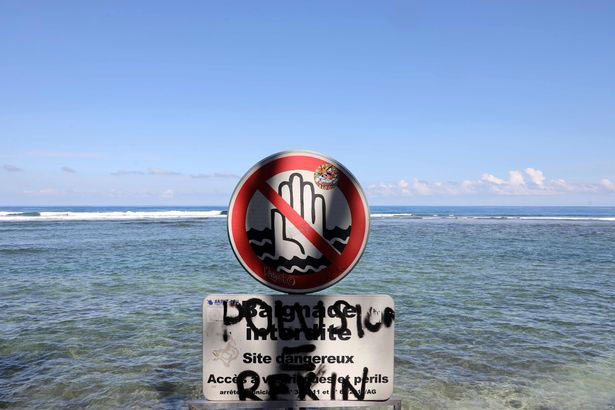 海岸有设置警示牌，呼吁民众不要下海。