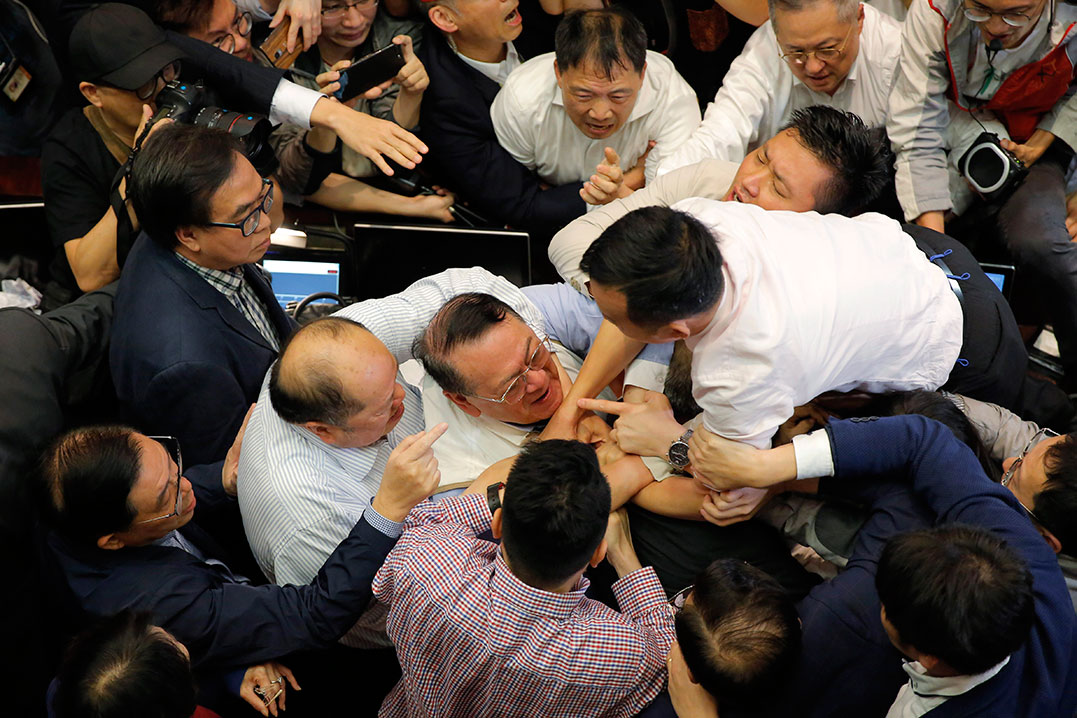 香港立法会发生大混战，双方人马拉扯推撞，场面混乱。（美联社）