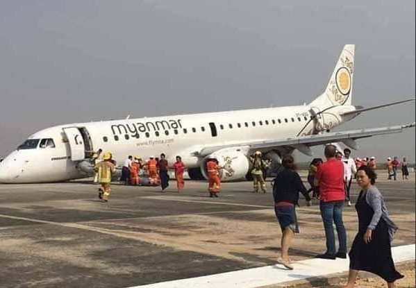 客机着陆后机头碰地，但没酿伤亡。图为救援人员协助乘客下机。（互联网）