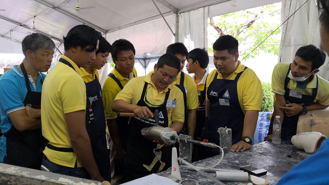 泰国皇太后义肢基金会的技术人员在制作义脚。